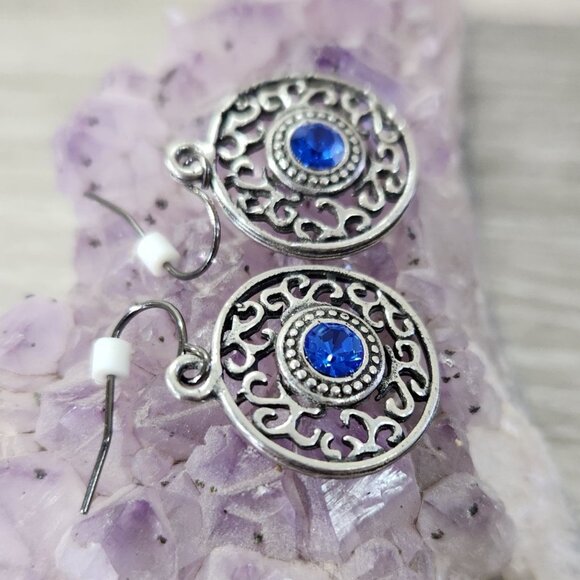 Fashion Jewlery Silvertone Medalion With Scroll Work Blue Stone Dangle Earings - Picture 3 of 7
